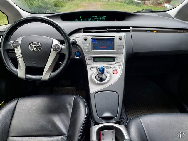 Toyota Prius PHEV 7