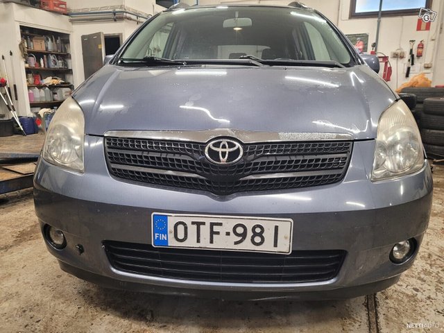 Toyota Corolla Verso 2