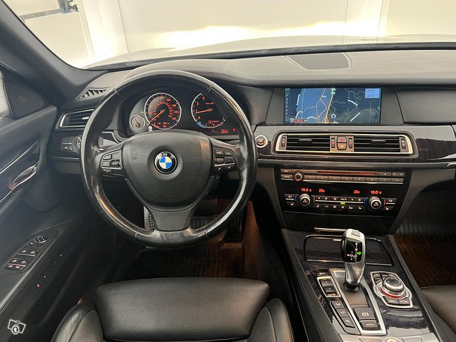 BMW 750 12