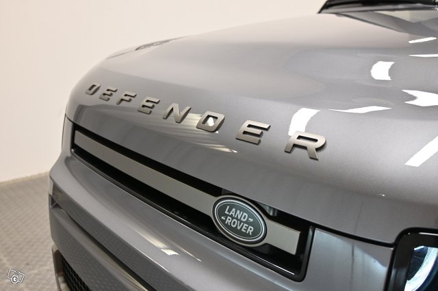 Land Rover Defender 9