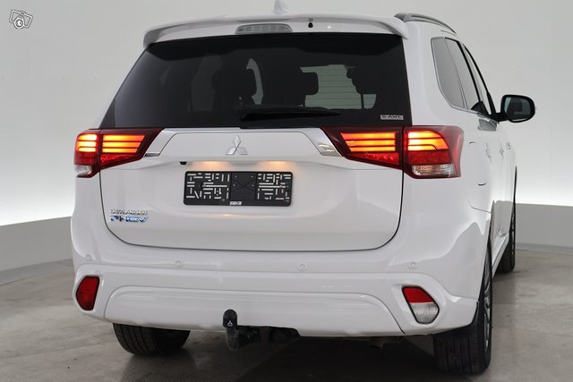 Mitsubishi Outlander PHEV 10