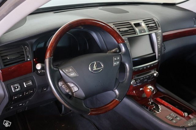 Lexus LS 9