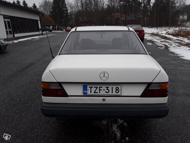 Mercedes-Benz E-sarja 4