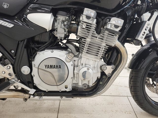 Yamaha XJR 9