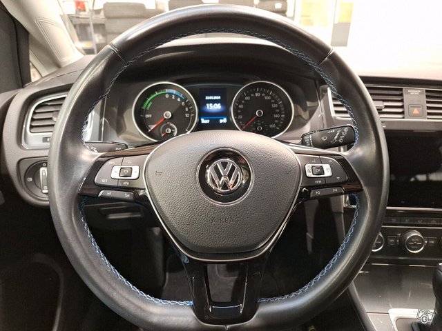 Volkswagen Golf 11