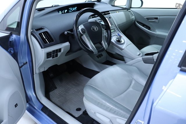 Toyota Prius PHEV 9