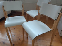 Nelj valkoista tuolia