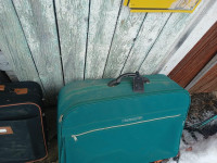 Kolme erilaista matkalaukkua