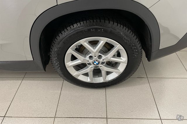BMW IX1 11