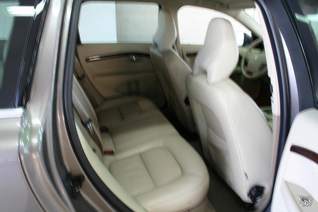 Volvo V70 12