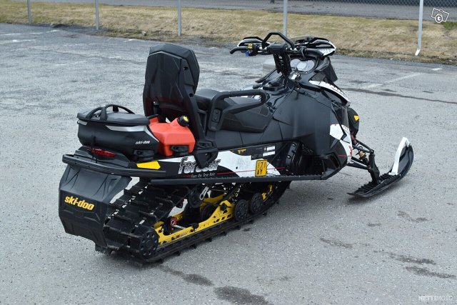 Ski-Doo Renegade 8