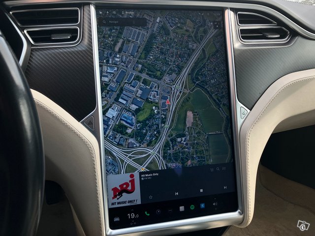 Tesla Model S 6