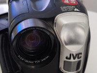 JVC Videokamera ER-AX470. VHS ( c )
