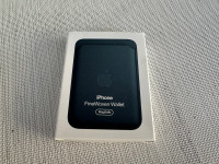 Apple iPhone FineWoven Wallet tummansininen