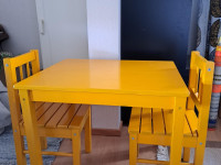Ikean Bofink pyt ja kaksi tuolia