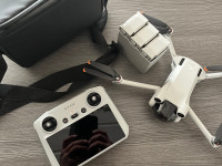 DJI Mini 3 Pro drone DJI RC Controller ohjaimella + 3 akkua ja latausasema.