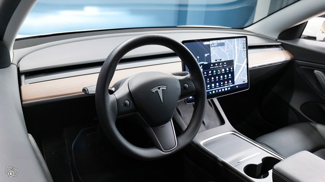 Tesla MODEL 3 9