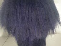tummanvioletti peruukki