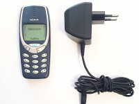 Nokia 3310 toimiva ja siisti, tarvikkeineen