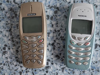 Vanhoja puhelimia Nokia Apple ja Samsung