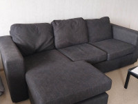 Musta divaani sohva