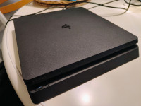 Sony Playstation 4 Slim, 2 ohjainta, lataustelakka ja pelej