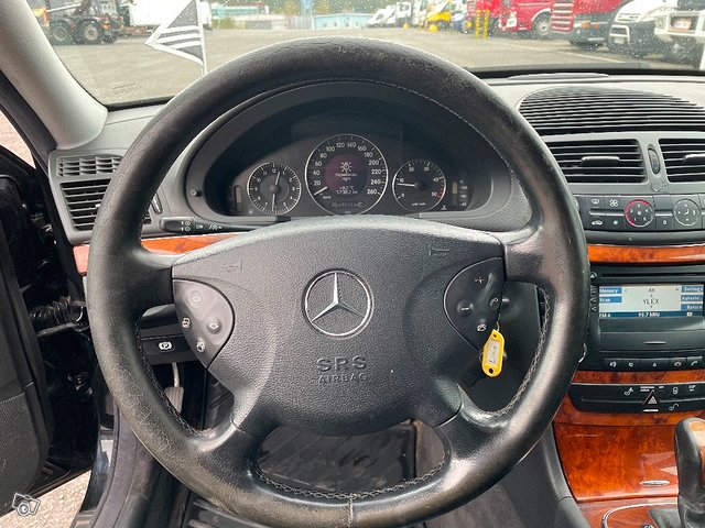Mercedes-Benz E Limo 17