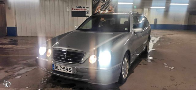 Mercedes-Benz 320 1
