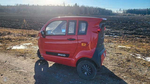 Kätevä sähkömopoauto kahdelle 4