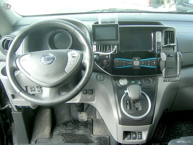 Nissan E-NV200 10