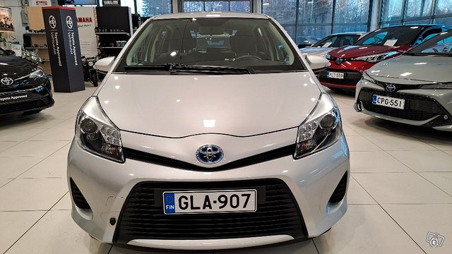 TOYOTA YARIS 2