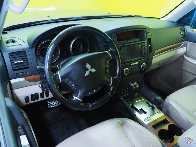 Mitsubishi Pajero 8