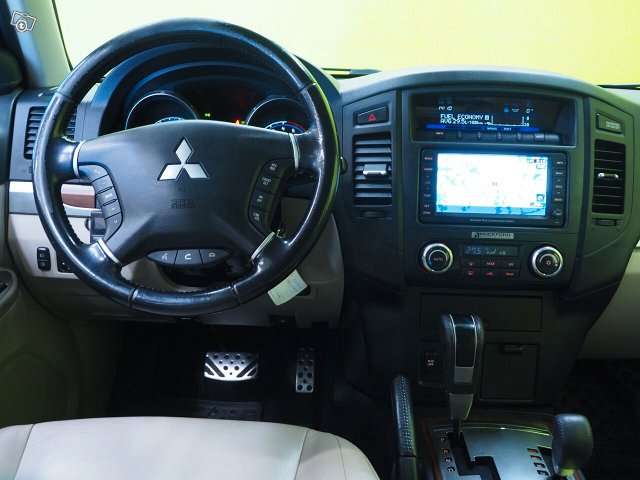 Mitsubishi Pajero 11