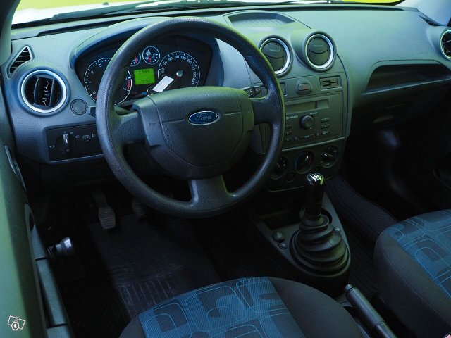 Ford Fiesta Van 8