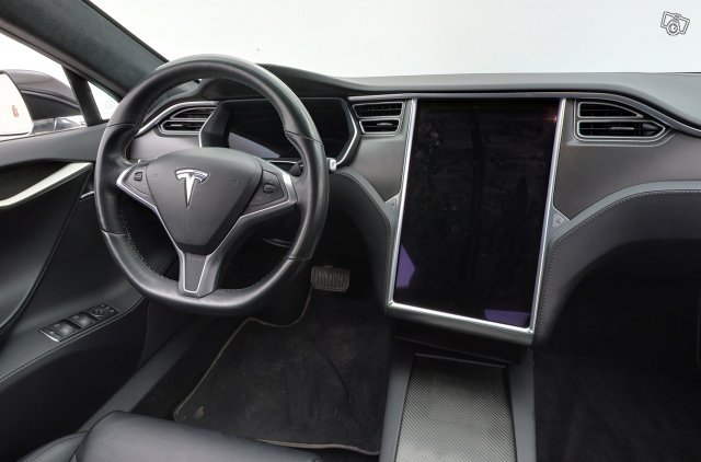 Tesla Model S 11