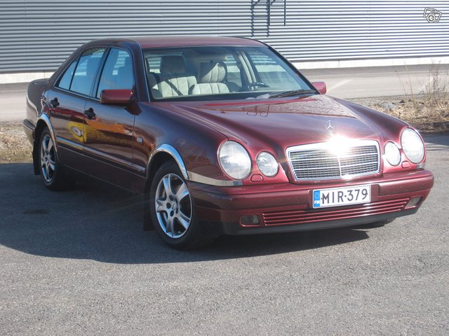 Mercedes-Benz E 200 1