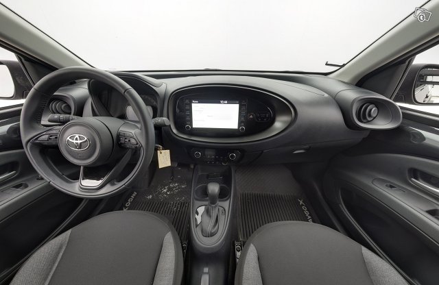 TOYOTA Aygo X 8