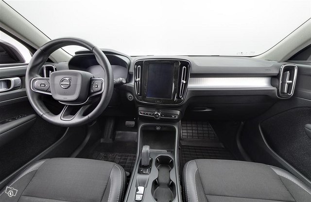 VOLVO XC40 9