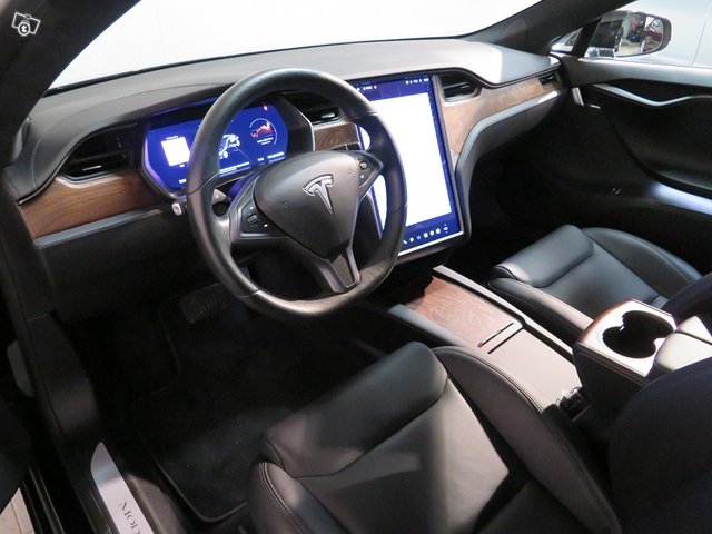 Tesla S 11