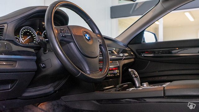 BMW 750 8