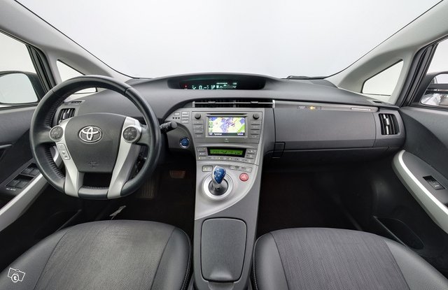 Toyota Prius Phev 8
