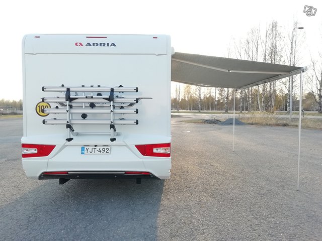 Adria matkailuauto -18 7