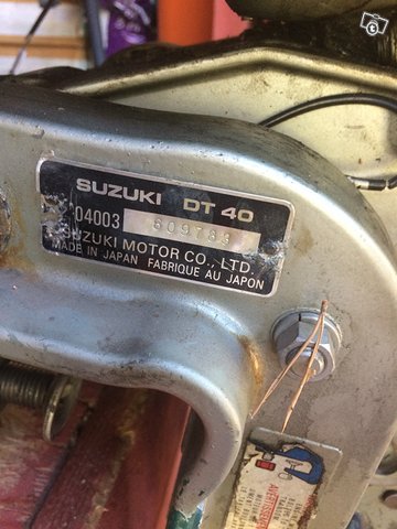 Kaksi viallista Suzuki DT40 perämoottoria