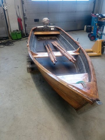 Tasapohjainen puinen soutuvene