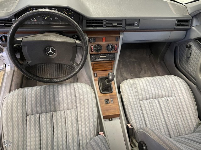 Mercedes-Benz 200 11