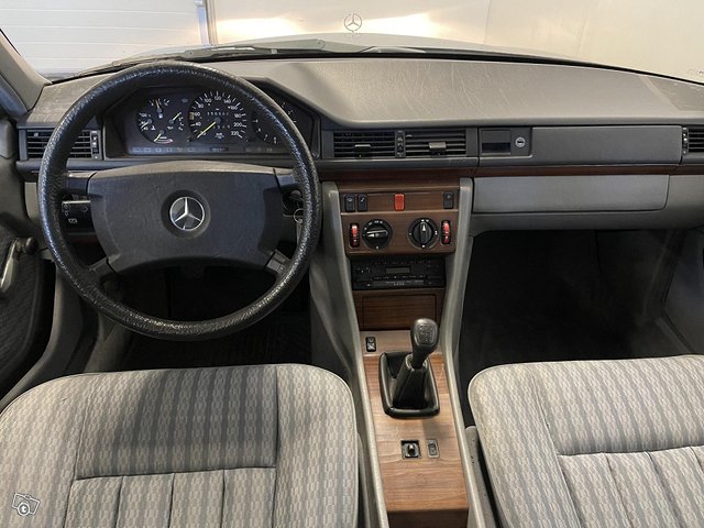 Mercedes-Benz 200 12