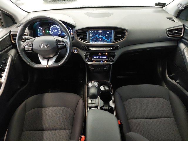 Hyundai IONIQ Electric 11