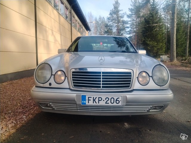 Mercedes-Benz E 300 2