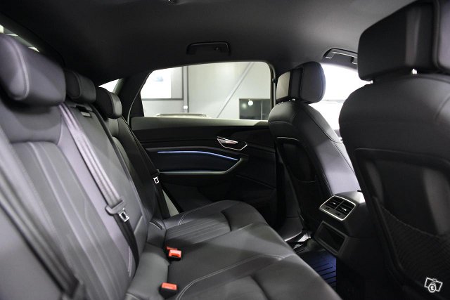 Audi Q8 E-tron 3
