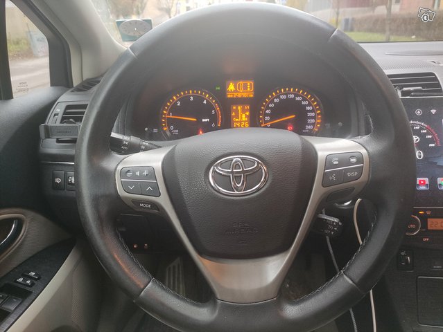 Toyota Avensis 8